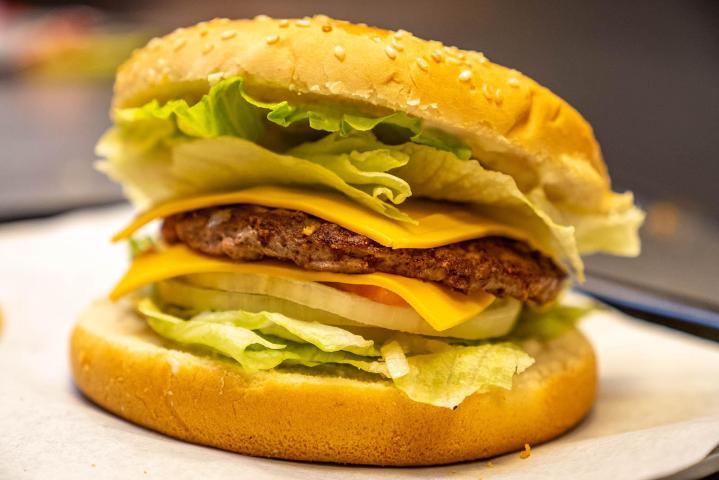 Des burgers pour tous les goûts avec sauce au choix.