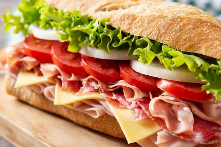 Une variété de sandwichs préparés avec des produits de qualité.